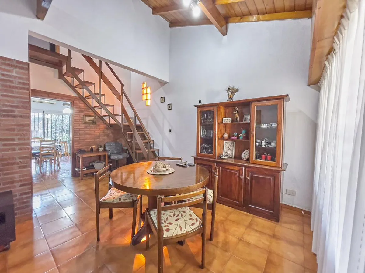 CASA TIPO CHALET, 4 AMBIENTES,CON PILETA Y QUINCHO foto 5