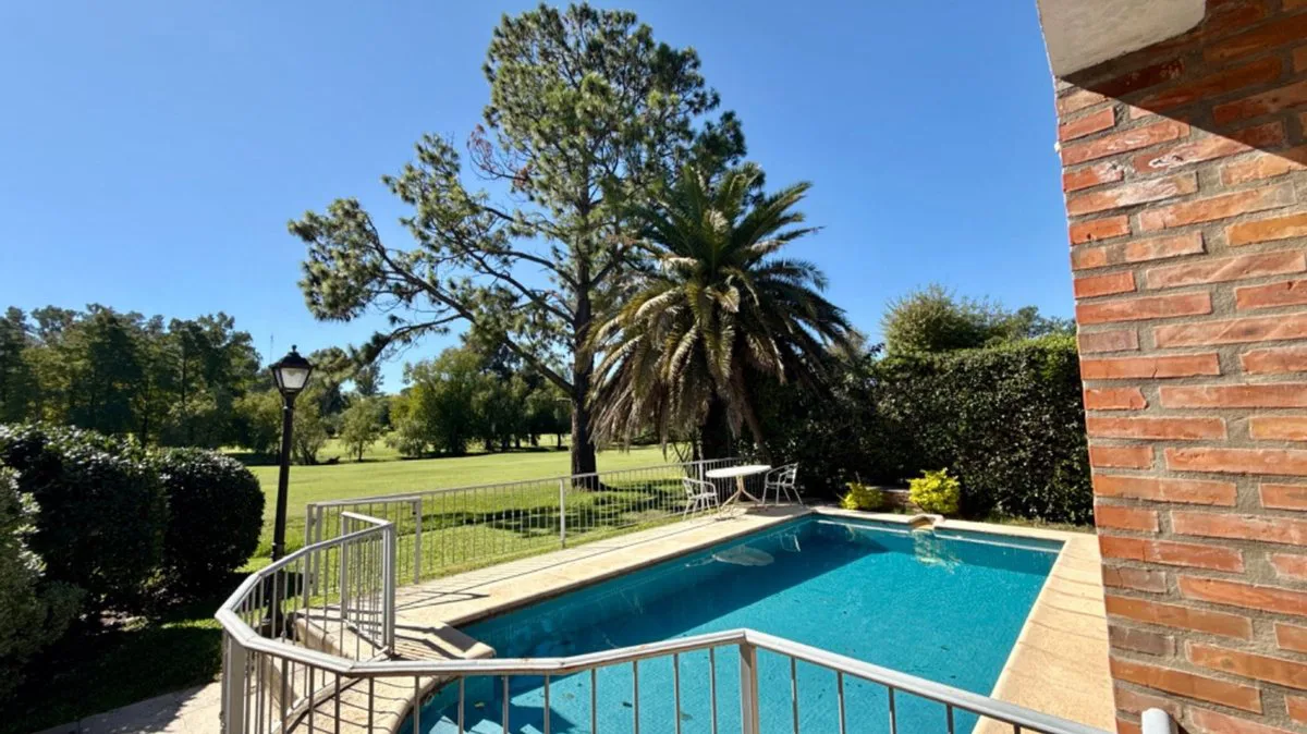 VENTA CASA CON PISCINA Y SALIDA AL GOLF LARENA CC foto 2