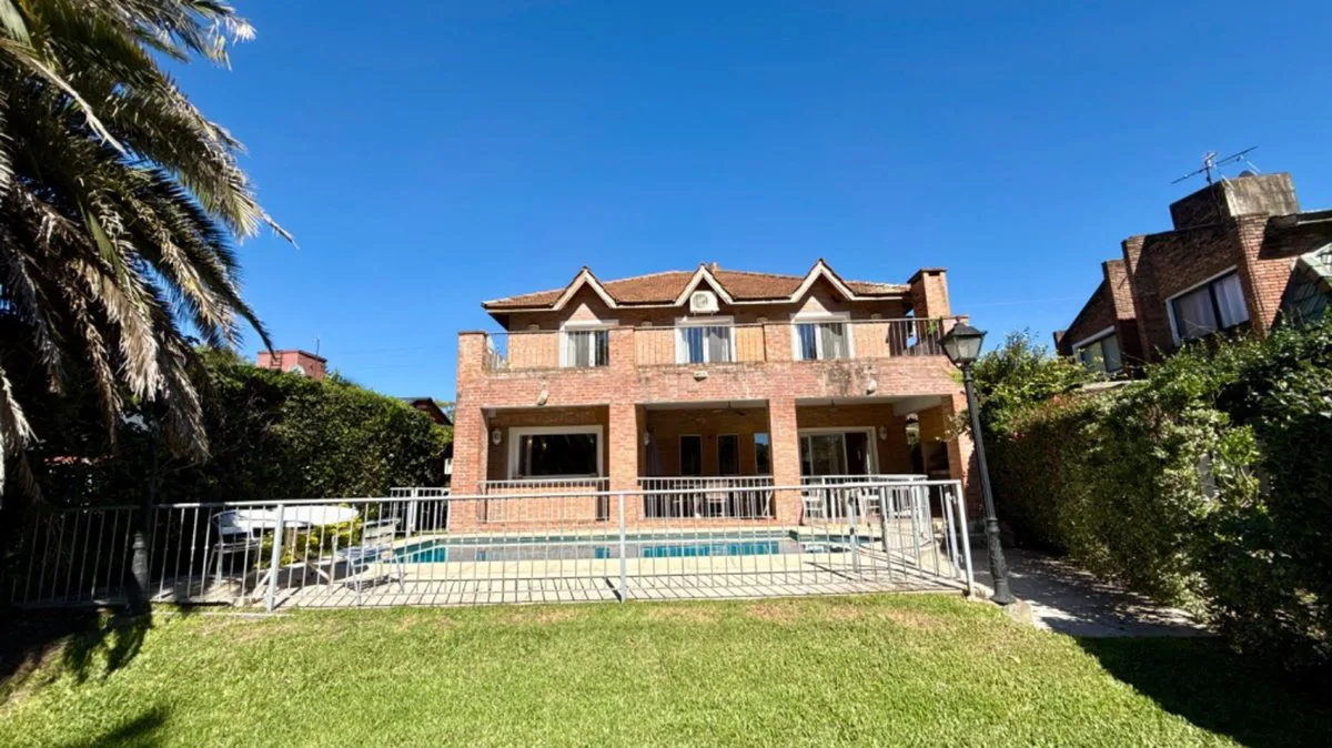 VENTA CASA CON PISCINA Y SALIDA AL GOLF LARENA CC foto 3