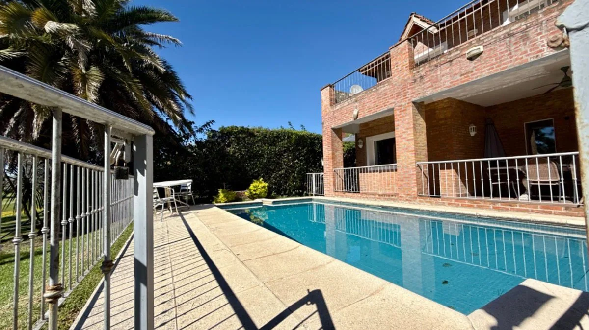 VENTA CASA CON PISCINA Y SALIDA AL GOLF LARENA CC foto 4
