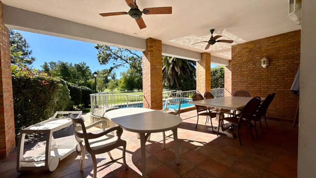 VENTA CASA CON PISCINA Y SALIDA AL GOLF LARENA CC foto 5