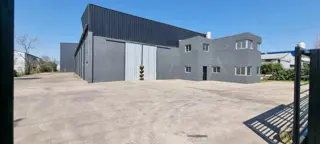 ALQUILER - IMPONENTE GALPÓN / NAVE INDUSTRIAL DE 2.400 M2 TOTALES foto 2