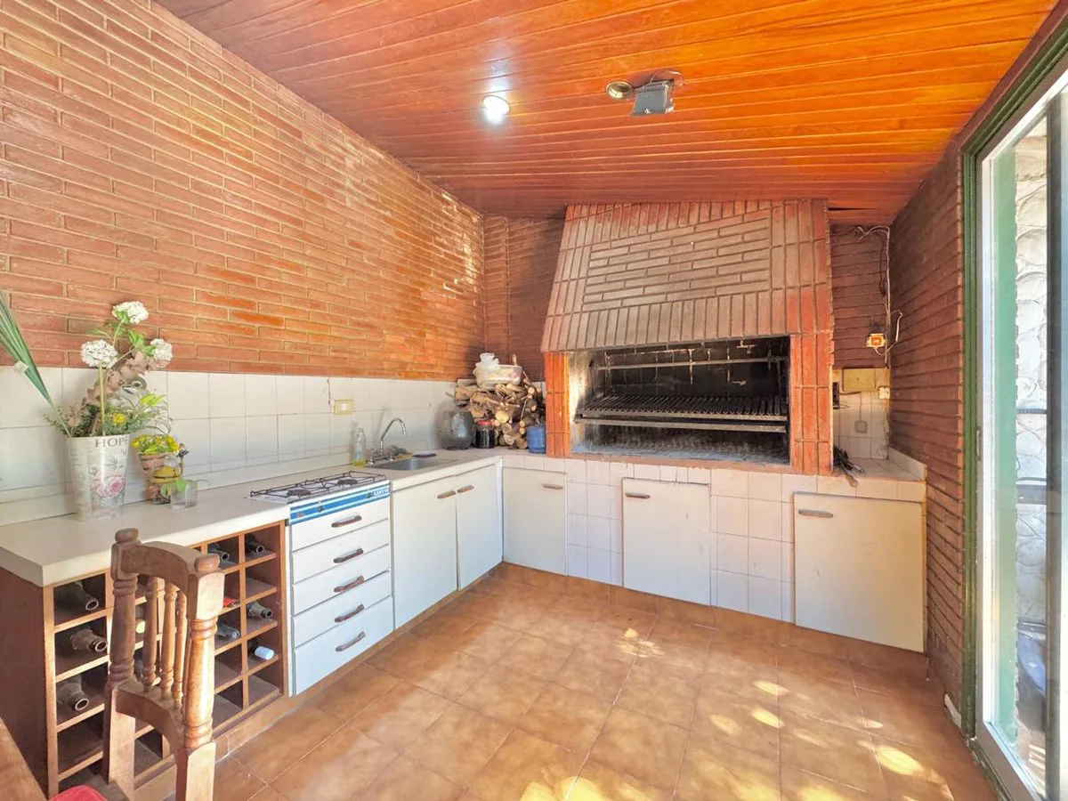 VENTA CASA 8 AMBIENTES FLORES foto 3