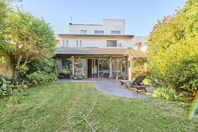 Venta Casa 6 ambientes con cochera y jardin en Villa Luzuriaga