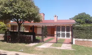 CASA PARA 8 PERSONAS CON PARQUE-QUINCHO-PILETA-GARAJE. A UNA CUADRA DEL RIO!! foto 1