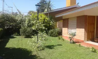 CASA PARA 8 PERSONAS CON PARQUE-QUINCHO-PILETA-GARAJE. A UNA CUADRA DEL RIO!! foto 2