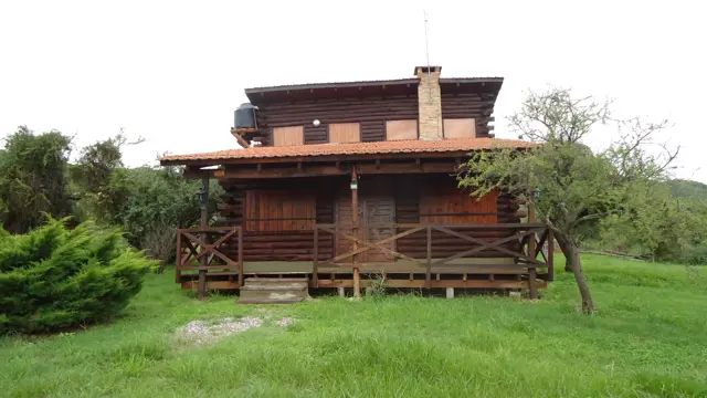 VENTA DE HERMOSO COMPLEJO DE CABAÑAA EN LA SIERRAS HERMOSO ENTORNO, A METROS DE LA MONTAÑA Y CON VISTA AL LAGO. 4 CABAÑAS. 3 PILETAS. QUINCHO. COCHERA