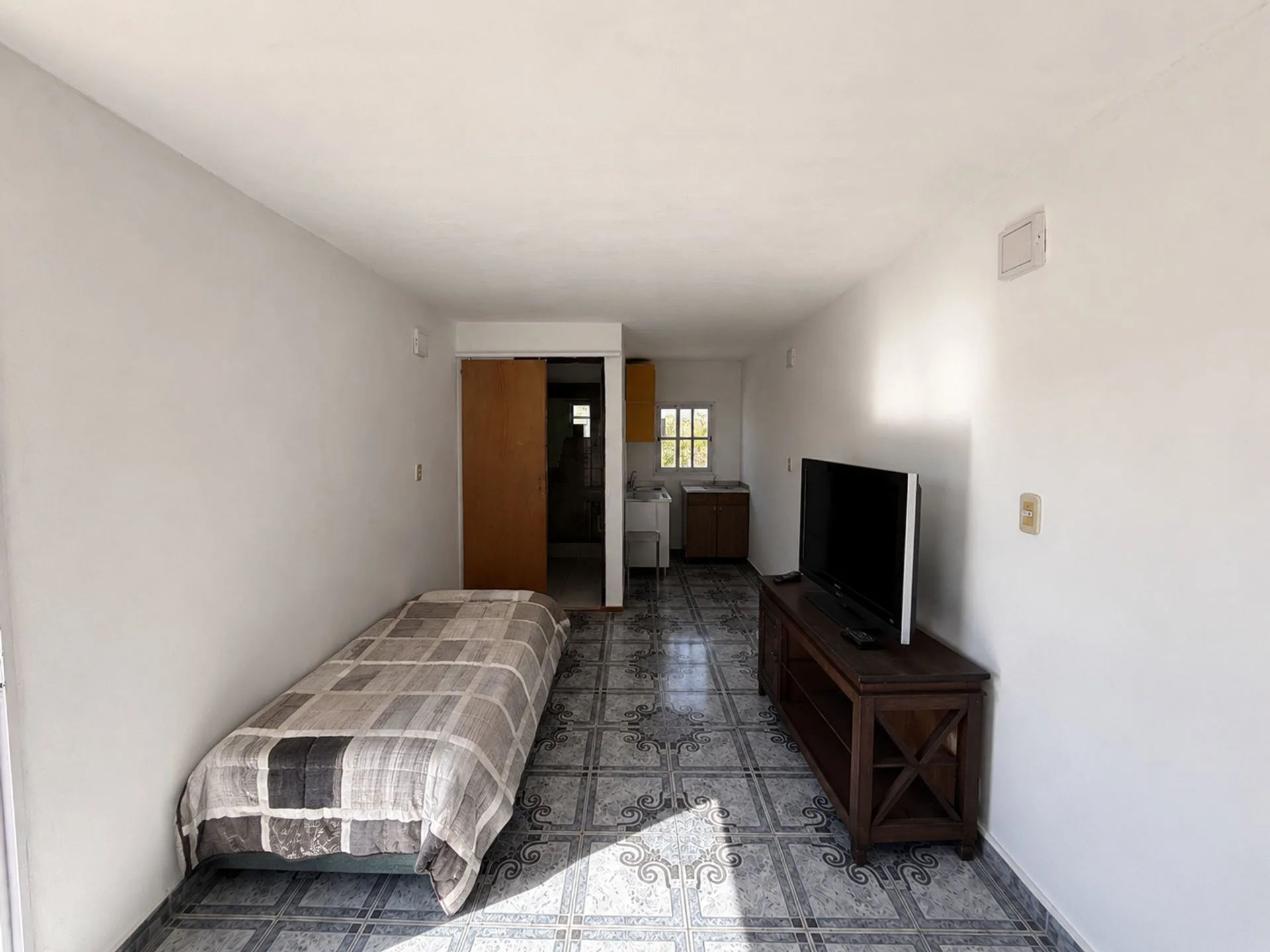 Propiedad Multifamiliar/ Casa + 4 monoambientes foto 2
