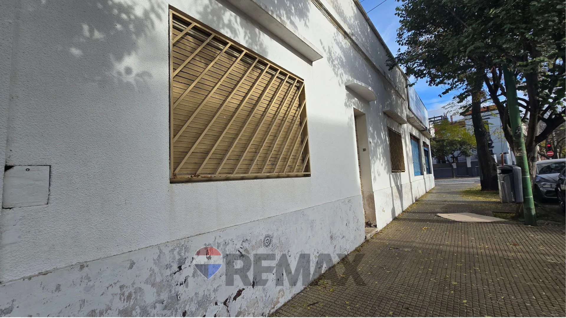 VENTA CASA CON LOCAL EN ESQUINA-A RECICLAR-FLORES foto 2