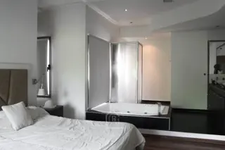 Propiedad única con piscina en alquiler foto 1