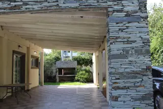 Propiedad única con piscina en alquiler foto 3