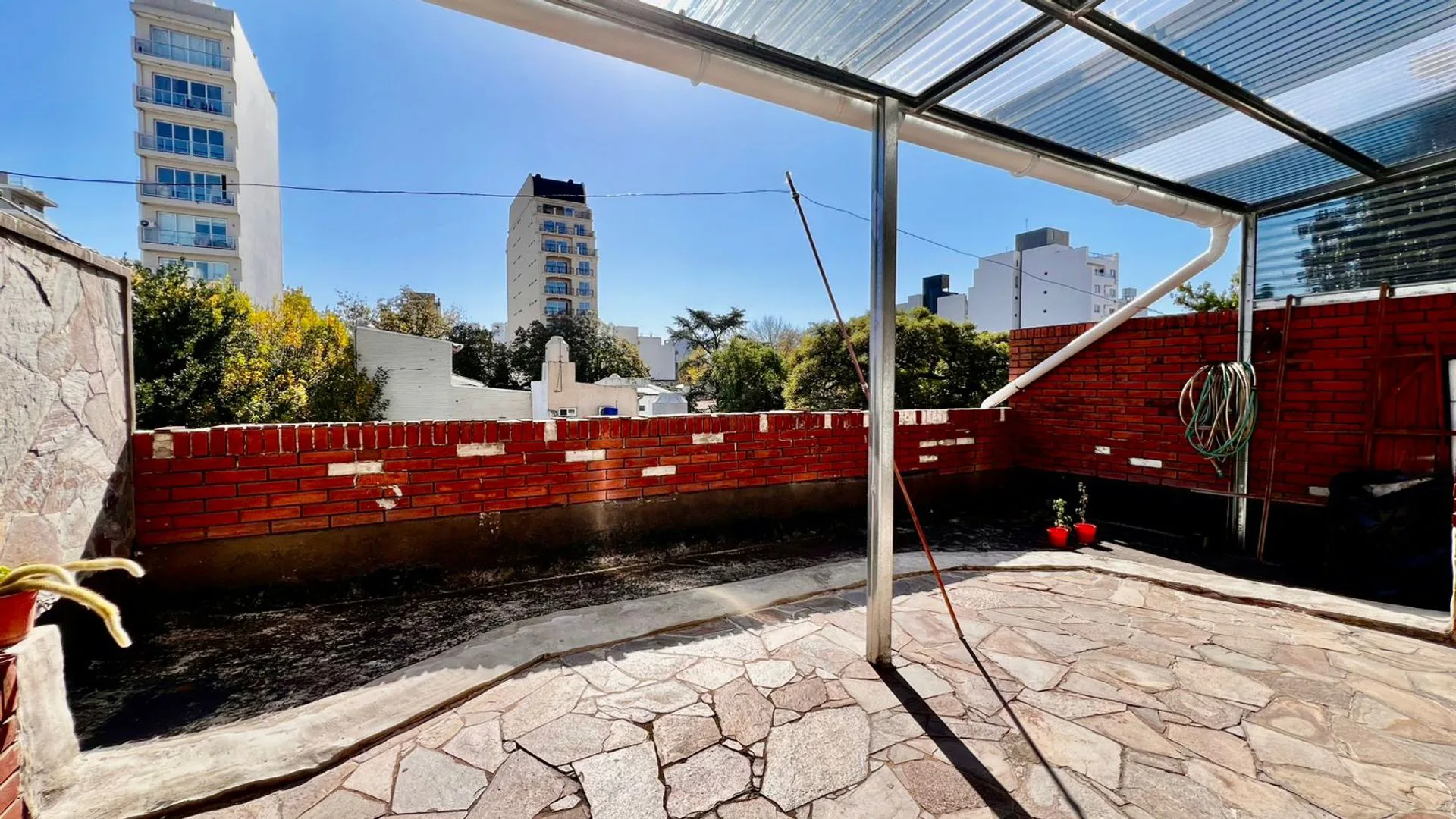 Depto en venta en La Plata cochera y terraza priv. foto 3
