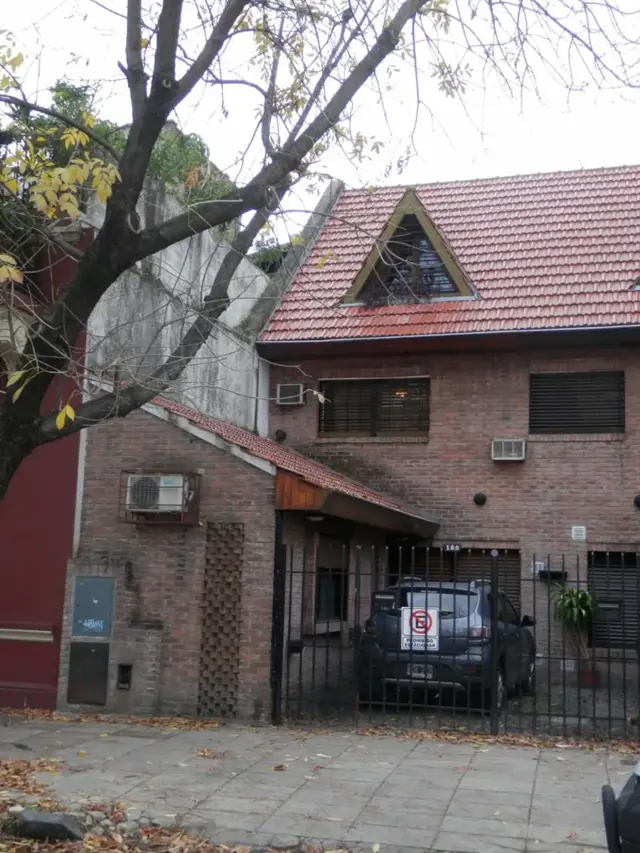 Casa de 5 ambientes con patio y terraza.