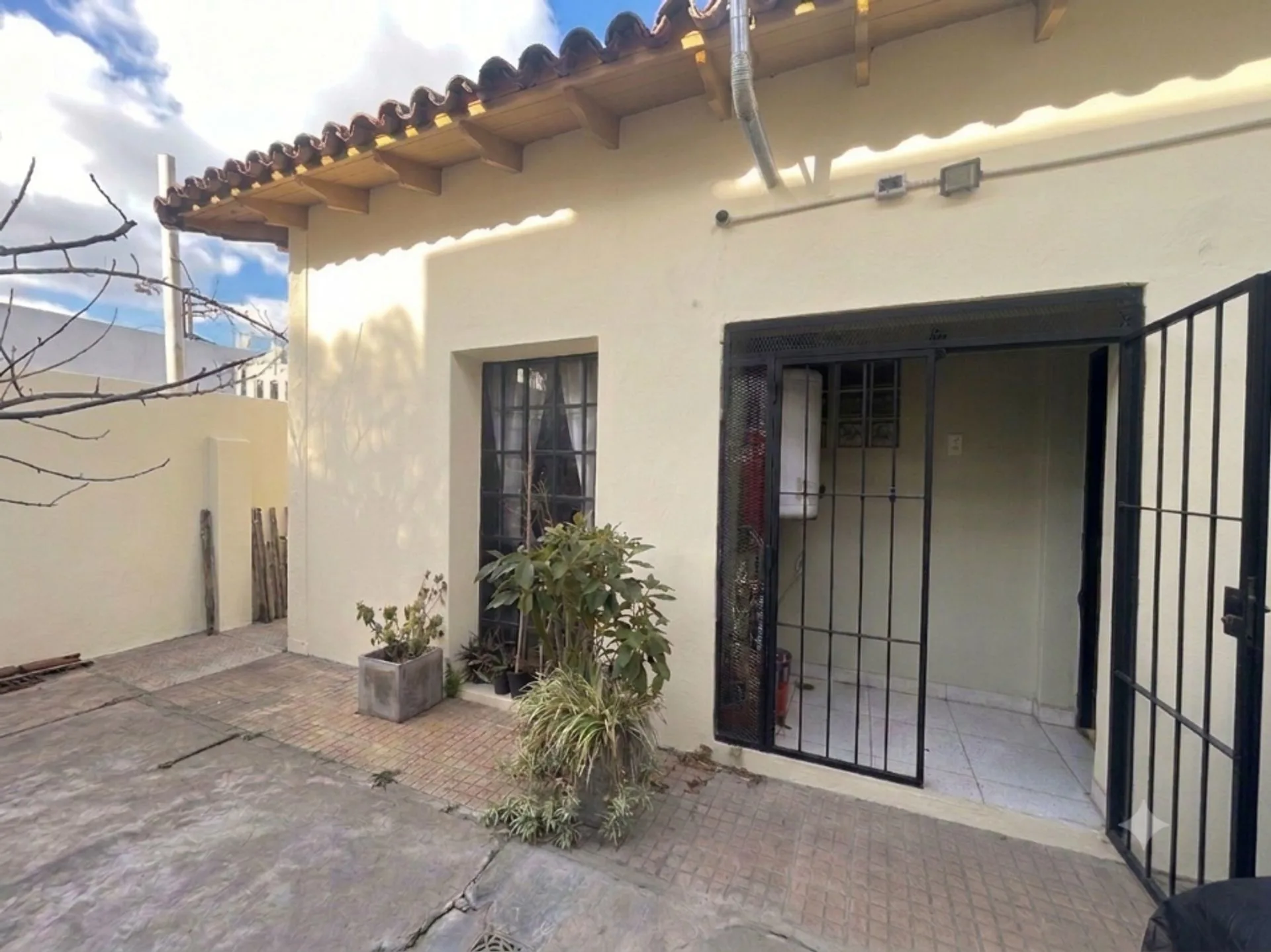 CASA 2 DORMITORIOS EN VENTA SAN CARLOS PATIO foto 2