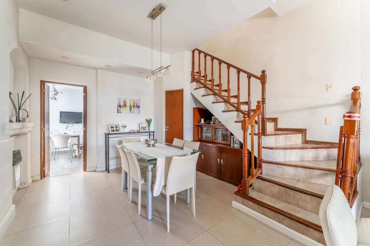 Venta Casa de 7 amb. con doble cochera y patio