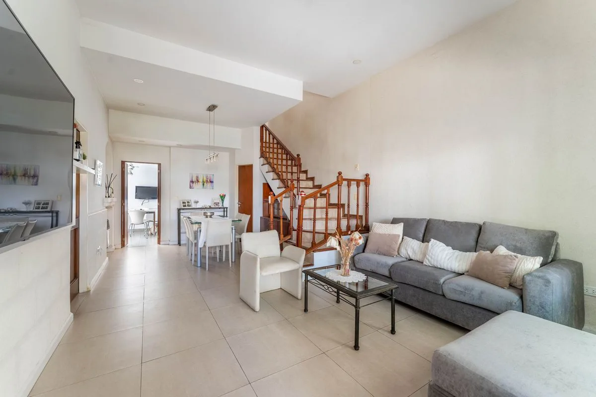 Venta Casa de 7 amb. con doble cochera y patio foto 2