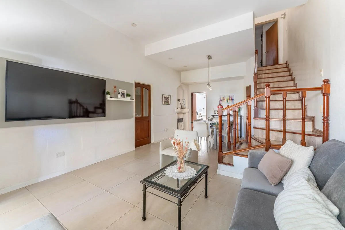 Venta Casa de 7 amb. con doble cochera y patio foto 3
