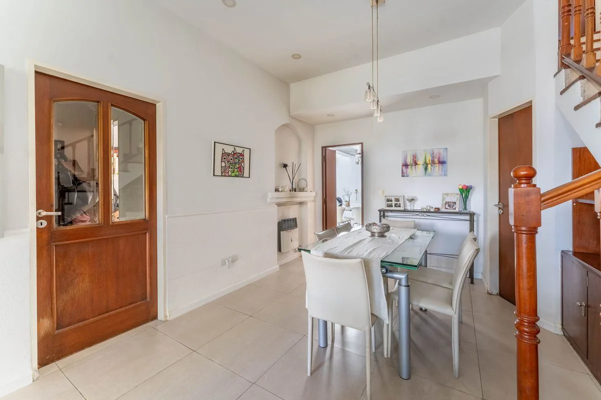 Venta Casa de 7 amb. con doble cochera y patio foto 4