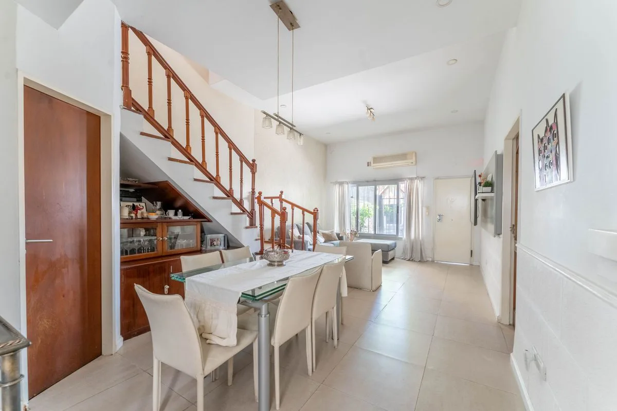 Venta Casa de 7 amb. con doble cochera y patio foto 5