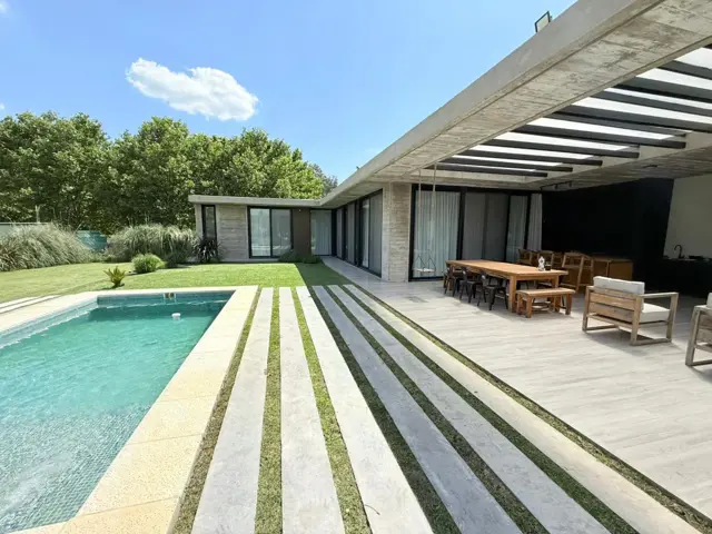 Venta Casa 3 ambientes con pileta, losa radiante, parrilla - Lote 1500m2