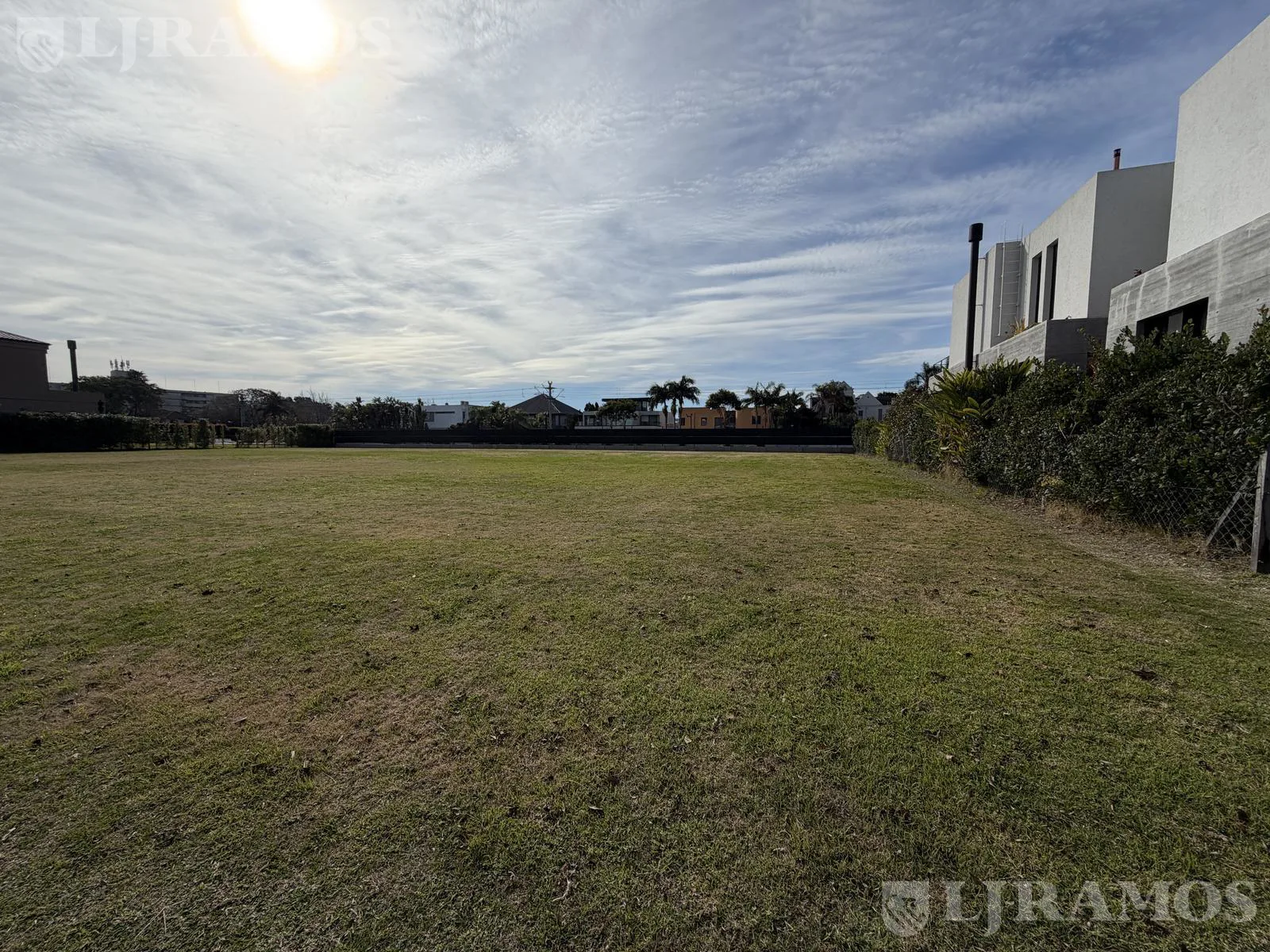 LOTE en VENTA con la mejor orientación NE en el EXCLUSIVO BARRIO LOS CARDOS DE PUNTA CHICA. foto 2
