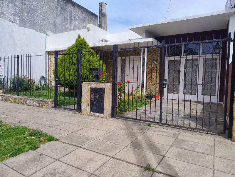 Venta de casa Americana 3 amb. + Dto 2 amb. Castelar Sur.- Moron foto 2