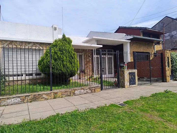 Venta de casa Americana 3 amb. + Dto 2 amb. Castelar Sur.- Moron foto 3