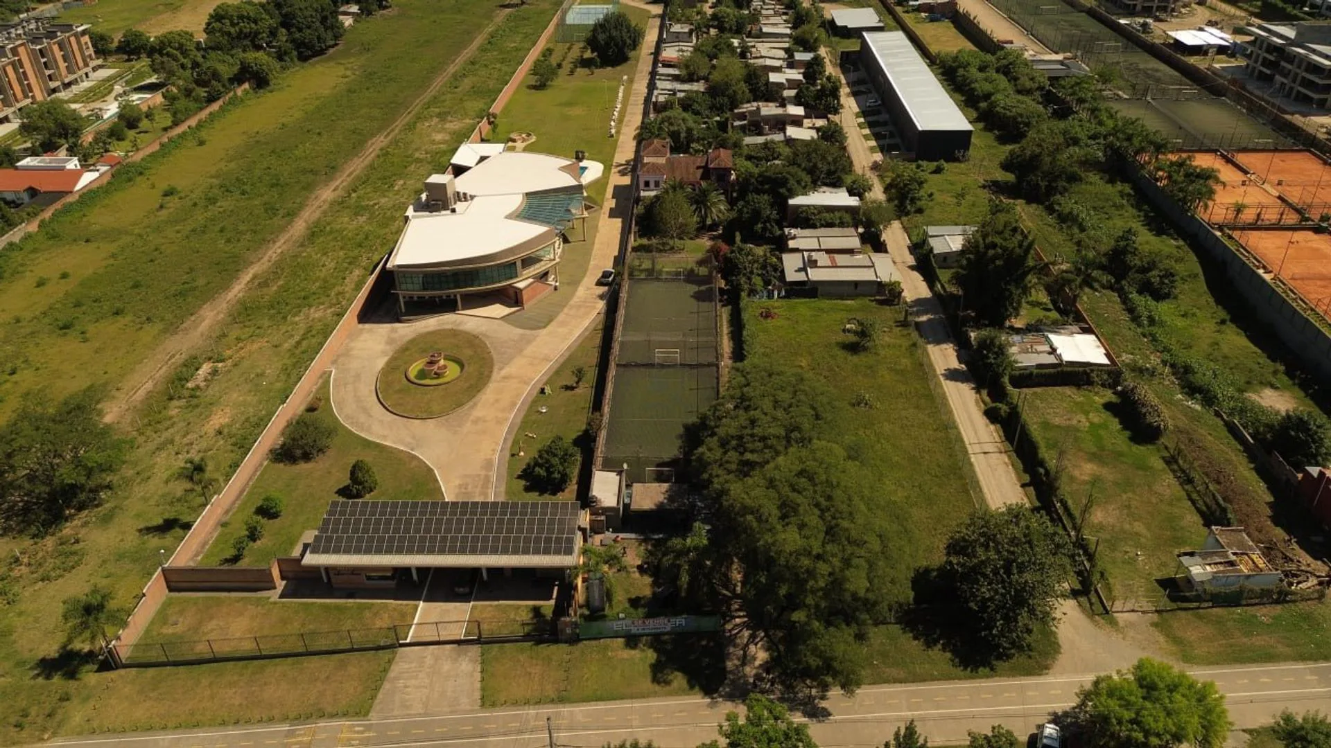 VENTA DE PROPIEDAD IMPORTANTE  en AV. PERON 1078 foto 2