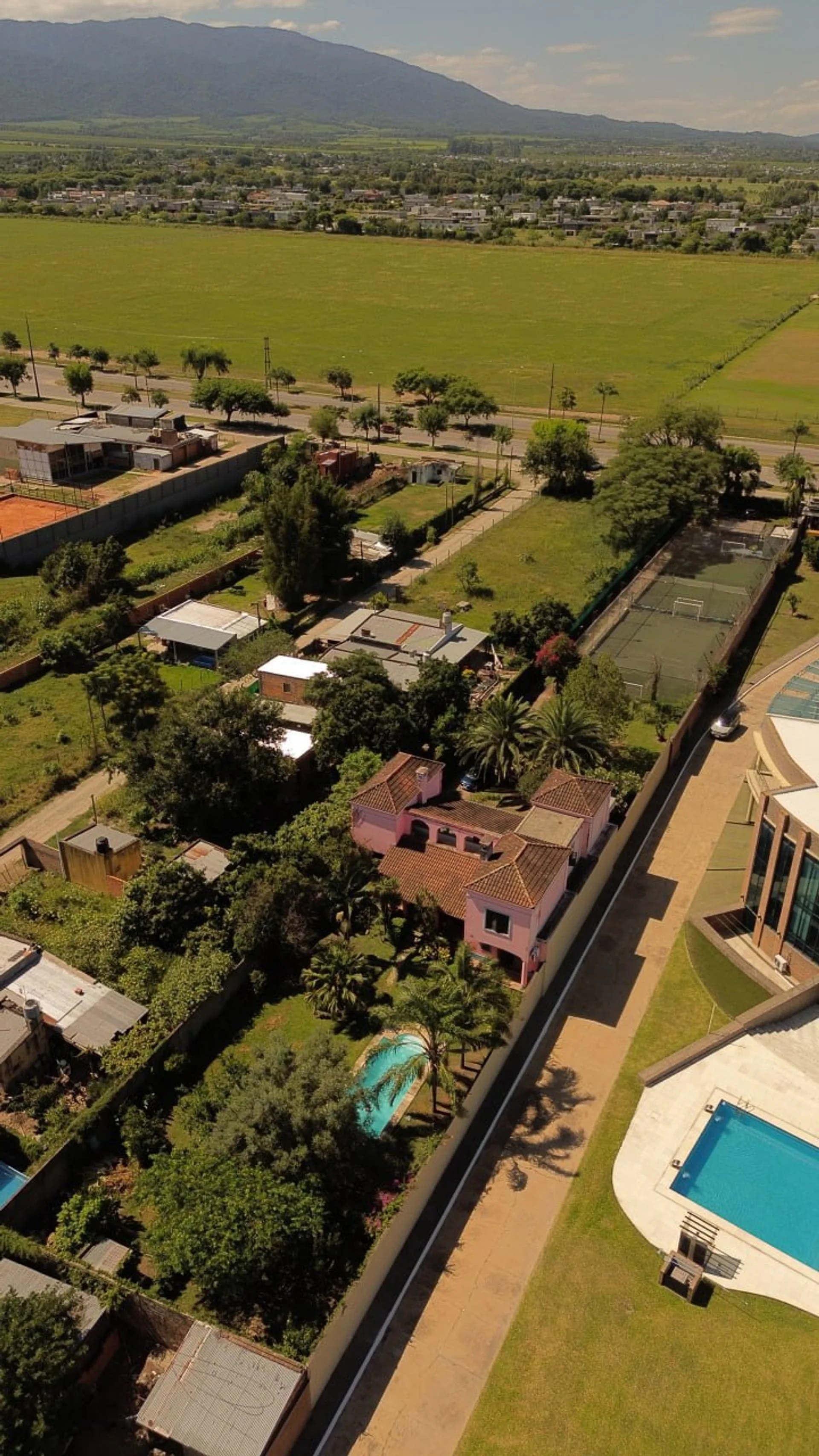 VENTA DE PROPIEDAD IMPORTANTE  en AV. PERON 1078 foto 4