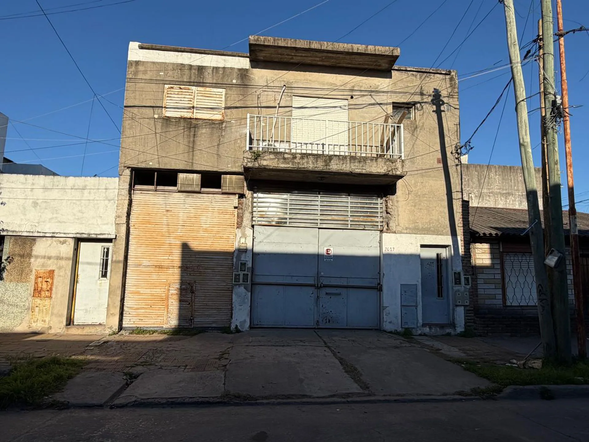 GALPÓN / DEPÓSITO + GARAGE/LOCAL + 2 DEPTOS foto 2
