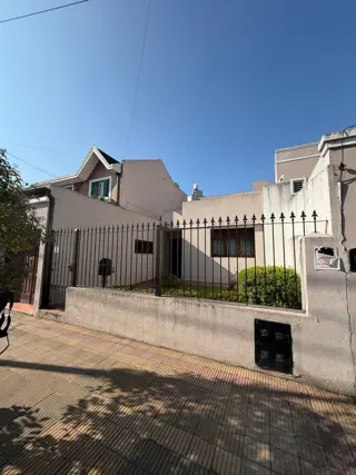 Casa de 5 Ambientes en Remedios de Escalada. foto 1