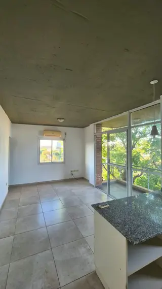 MONOAMBIENTE EN ALQUILER CON VISTA AL RÍO Y BALCÓN CON PARRILLA.- foto 2