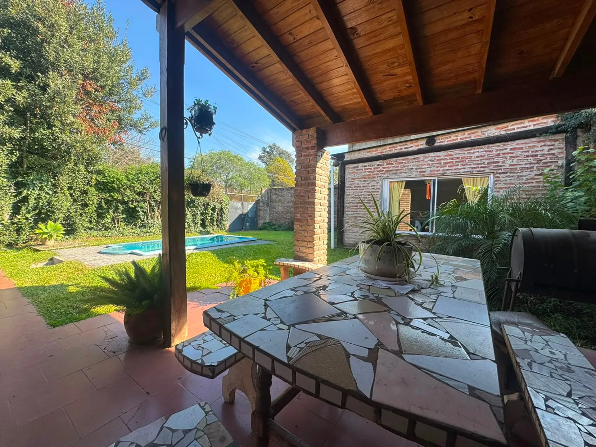 VENTA CASA EN HURLINGHAM CON PILETA foto 2