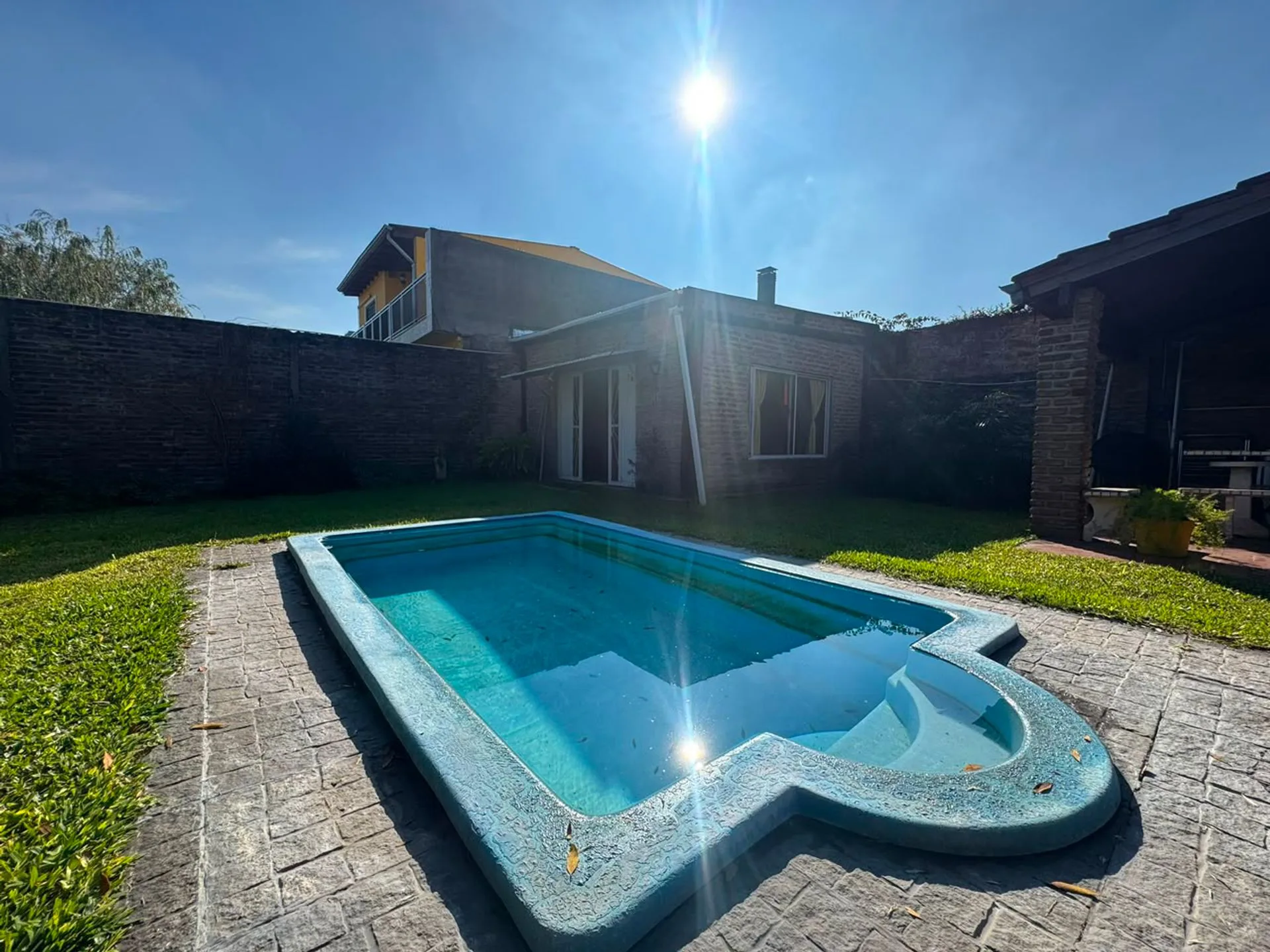 VENTA CASA EN HURLINGHAM CON PILETA foto 3