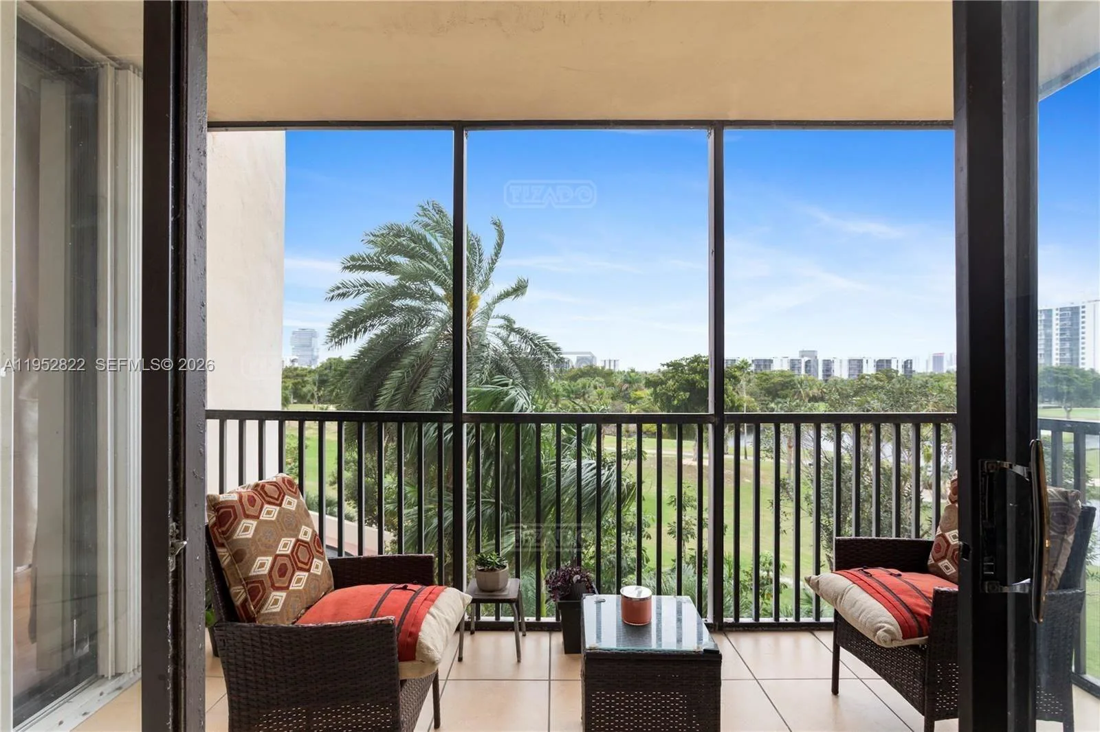 20379 W Country Club Dr 20300 foto 3