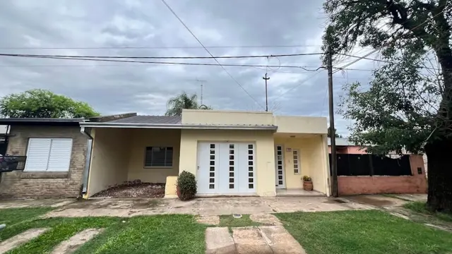 EN VENTA CASA BARRIO SUR - CON QUINCHO Y PILETA