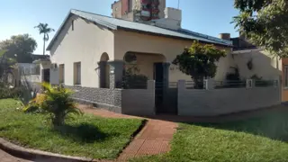 CASA EN ESQUINA EN PLENO BARRIO DE VILLA SARITA, UNO DE LOSBARRIOSMÁSPINTORESCOS DE LA CIUDAD DE POSADAS.- foto 1