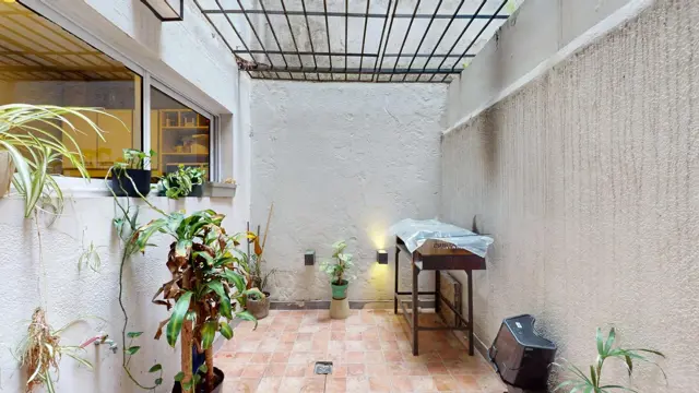 Amplio monoambiente divisible, con patio