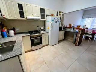 Apto Credito Casa Moderna en Venta en Temperley - Lista Para Mudarse, con Cochera y Pileta, Gba Sur - Zonaprop foto 5