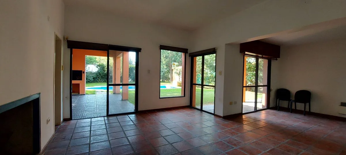 CASA EN VENTA FUNES 2 DORMITORIOS PILETA foto 2
