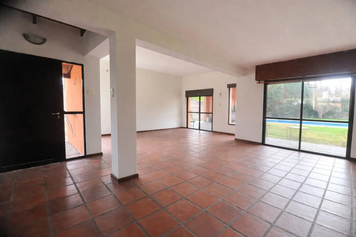 CASA EN VENTA FUNES 2 DORMITORIOS PILETA foto 4