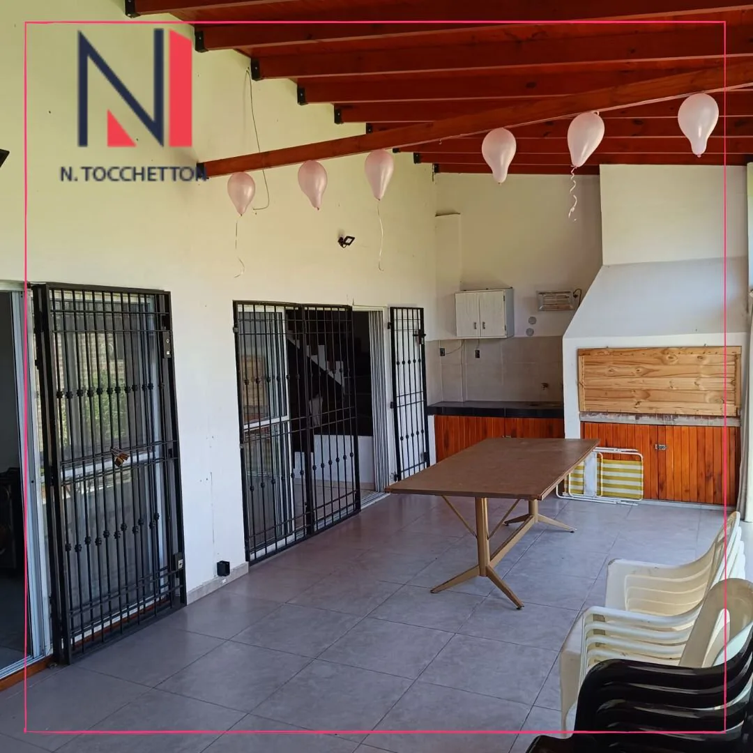 Venta Casa en dos plantas en el centro de Ituzaingo Norte foto 3