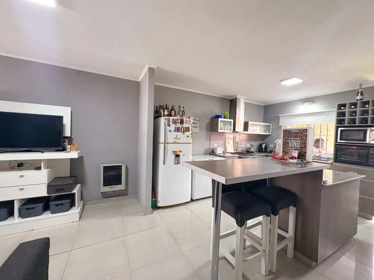 VENTA CASA 3 DORMITORIOS CON PILETA - FISHERTON foto 4