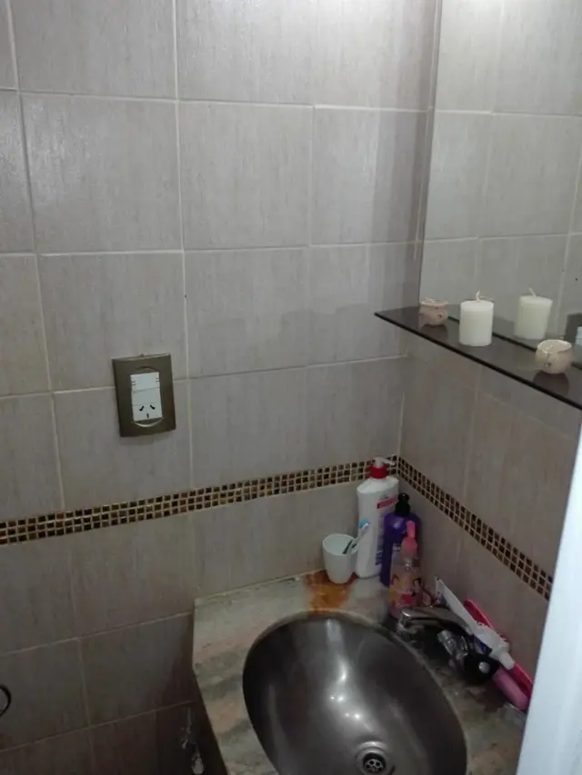 AMPLIO DPTO DE 3 AMB. AL FRENTE CON PATIO Y DOS BAÑOS