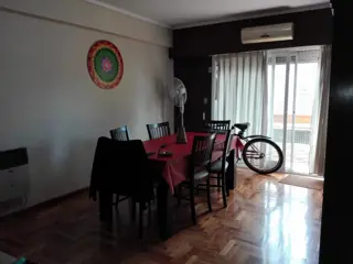 AMPLIO DPTO DE 3 AMB. AL FRENTE CON PATIO Y DOS BAÑOS foto 2