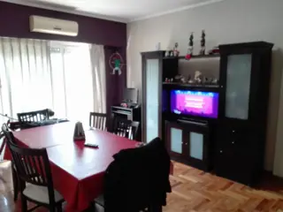AMPLIO DPTO DE 3 AMB. AL FRENTE CON PATIO Y DOS BAÑOS foto 3