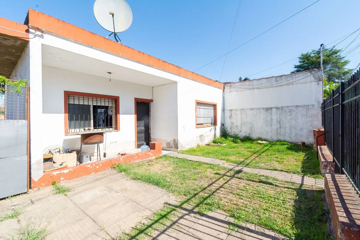 CASA EN VENTA 3 AMBIENTES A REFACCIONAR CASTELAR foto 2