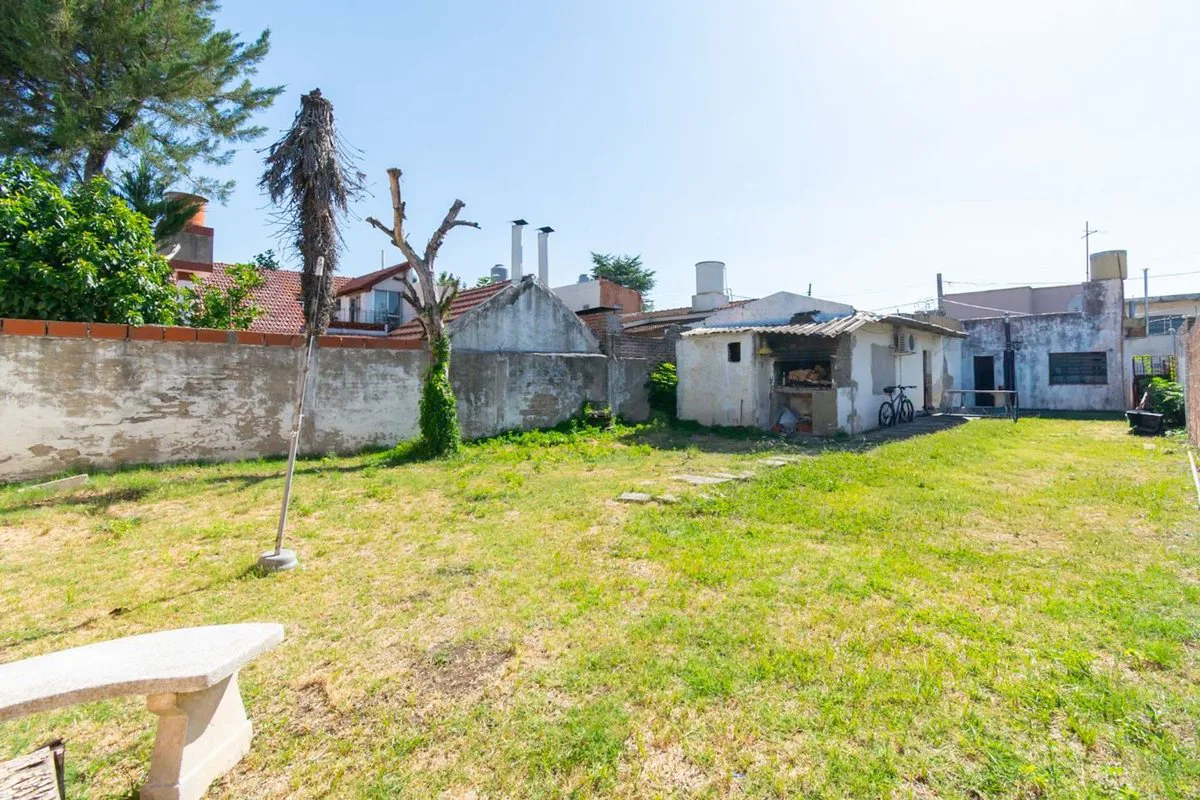 CASA EN VENTA 3 AMBIENTES A REFACCIONAR CASTELAR foto 3