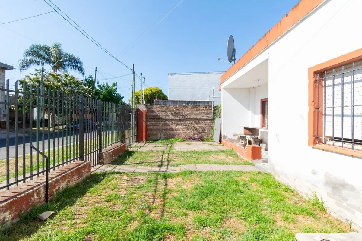 CASA EN VENTA 3 AMBIENTES A REFACCIONAR CASTELAR foto 4