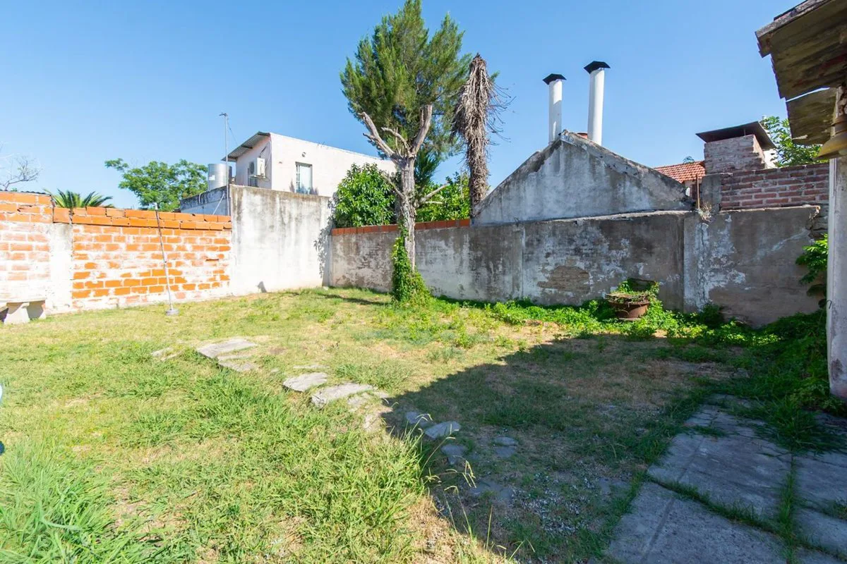 CASA EN VENTA 3 AMBIENTES A REFACCIONAR CASTELAR foto 5